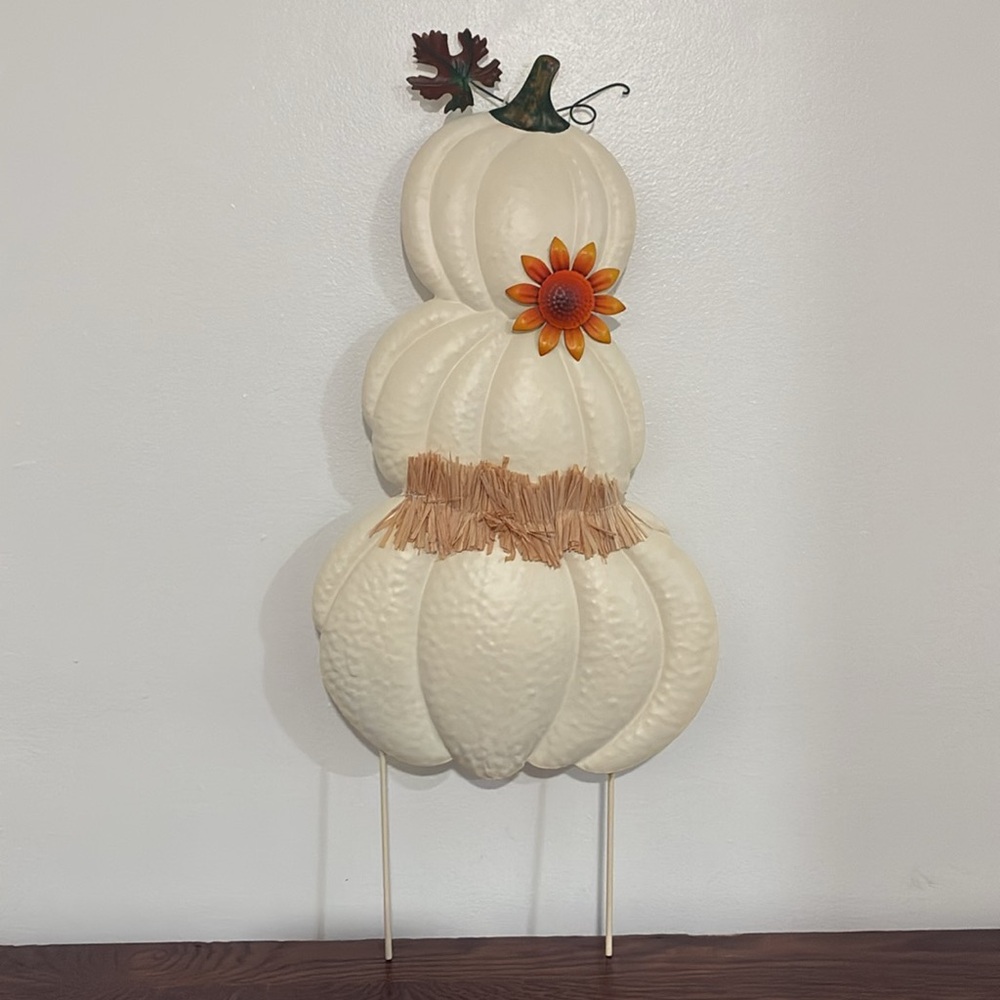 NWT- 24” White Metal Stacked Pumpkin Yard Stake w/ Sunflower 🌻 & 🍁